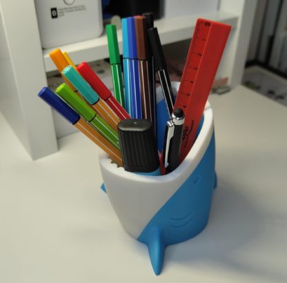 Bunter Hai-Stiftehalter für Jugendschreibtisch - Praktisch und Stylisch - Schreibtisch Organizer - Geschenkidee – Bild 2