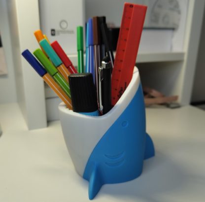 Bunter Hai-Stiftehalter für Jugendschreibtisch - Praktisch und Stylisch - Schreibtisch Organizer - Geschenkidee – Bild 3
